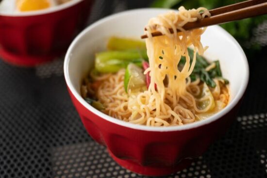 Sopa ramen exprés con miso y verduras