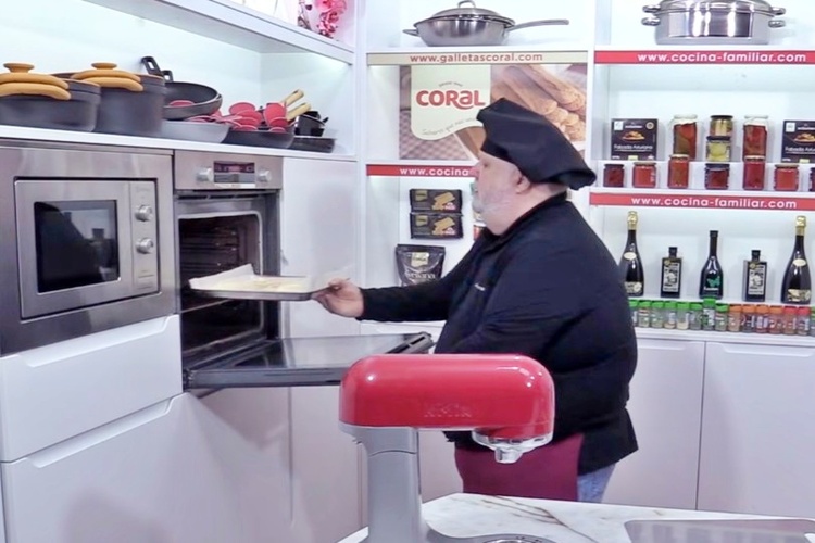 Brazo de gitano relleno de chocolate paso 4