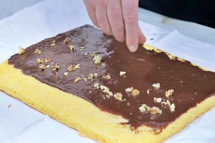 Brazo de gitano relleno de chocolate paso 5