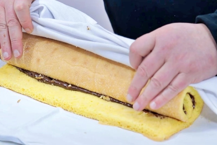 Brazo de gitano relleno de chocolate paso 6